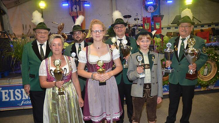 Sie holten die Pokale beim Schützen- und Volksfest in Steinbach am Wald. Von links Willy Fiedler (1.Vorstand), Silke Löffler (Damenpokal), Christian Maier (Herren- und Jagdpokal), Hannah Christmann (Jugendpokal), Matthias Korn (Luftpistolenpokal), Ian- Joel Scheidt (Schülerpokal), Otto Trinkwalter (Königs- und Seniorenpokal).