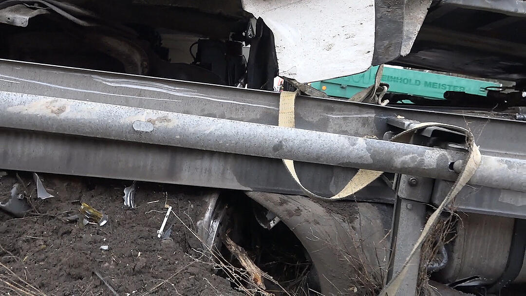 Massenunfall auf der A3 bei Nürnberg: Lkw kracht in Mittelschutzplanke - Ladung schleudert auf Gegenfahrbahn
