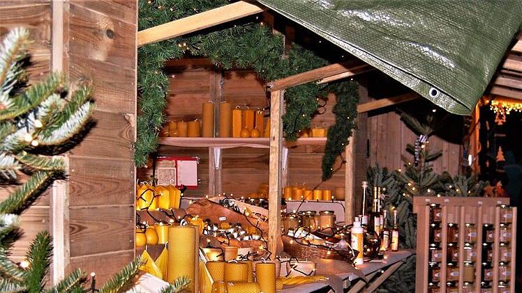 Eindrücke vom Bummel über den Aschacher Schlossweihnachtsmarkt. Foto: Sigismund von Dobschütz