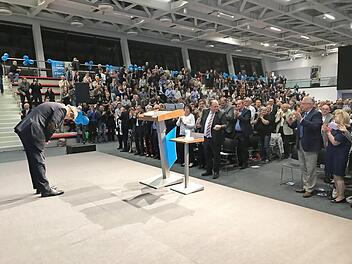 Stehend applaudierten die rund 600 Gäste dem Ministerpräsidenten Markus Söder nach seiner Rede.  Fotos: Michael Busch