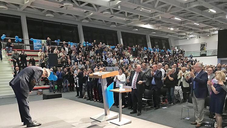 Stehend applaudierten die rund 600 Gäste dem Ministerpräsidenten Markus Söder nach seiner Rede.  Fotos: Michael Busch