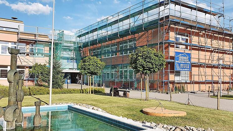 Das Gerüst an der Grundschule steht. Bald beginnen die Dacharbeiten.