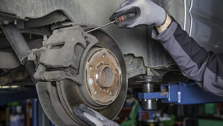 Ein fränkischer Kfz-Mechaniker hat sich eine besondere Aktion überlegt. Er repariert die Autos von Personen, die von der Corona-Krise stark betroffen sind, umsonst.