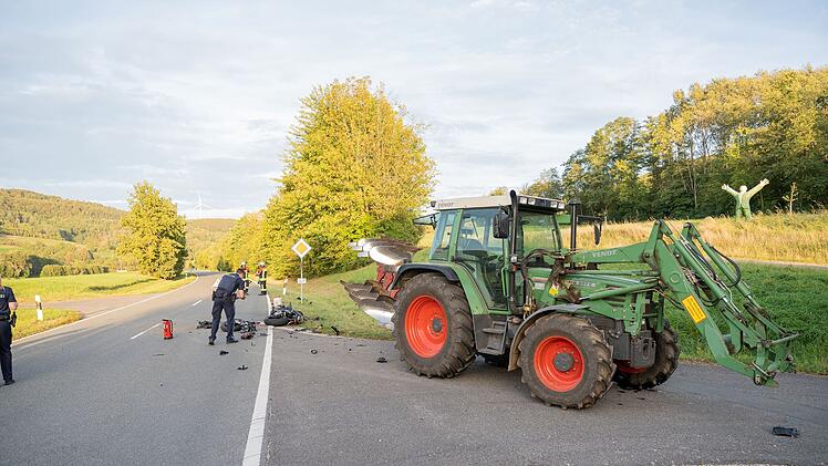 Kreis Bamberg: Motorrad bricht in zwei H&auml;lften - Fahrer (23) stirbt bei frontaler Kollision mit Traktor