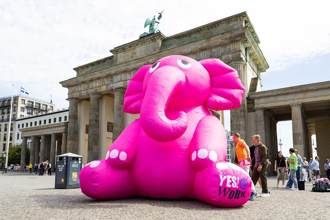 Aktion zur Krebs-Convention vor dem Brandenburger Tor