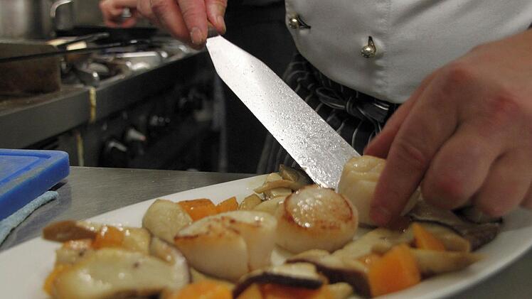 Auf einem heißen Teller anrichten ... nebenbei frische Minzblätter finden ... Weißbrot rösten ...