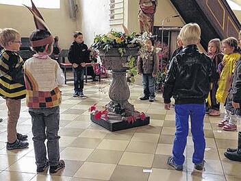 Kinder tanzen zu Erntedank