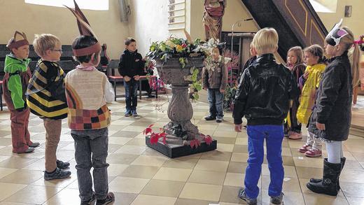 Kinder tanzen zu Erntedank