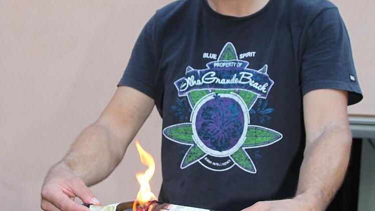 Ein selbstentwickelter Trick von Rainer Greibel (45): Man legt einen Faden um eine Bierflasche, zündet diesen an und lässt ihn brennen - und dann bricht die Flasche, wenn man sie in kaltes Wasser taucht, eakt an dieser Stelle - sieht aus wie sauber abgeschnitten. Und solche Flascheneinzelteile brauchen die Stammtischmitglieder für ihren Festwagen. Spannend!