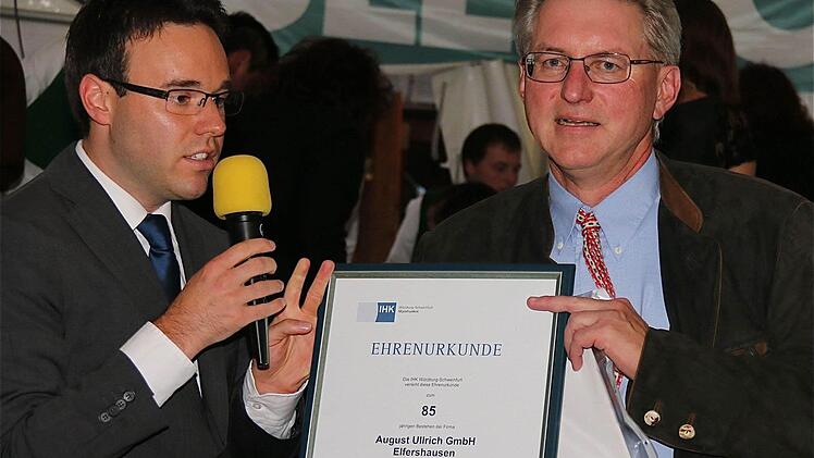 Matthias Pusch, Referent für Regionalentwicklung, überreichte Firmenchef August Schneider eine Ehrenurkunde für besondere Verdienste.