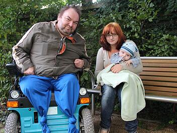 Ist auf Hilfe angewiesen: Thomas Rödel mit seiner Tochter Anke und Enkel Nico.  Foto: Thomas Beigang/Nordkurier