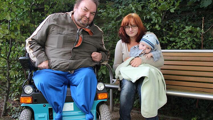 Ist auf Hilfe angewiesen: Thomas Rödel mit seiner Tochter Anke und Enkel Nico.  Foto: Thomas Beigang/Nordkurier