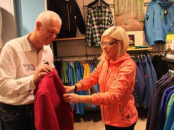 So passt's: Geschäftsführer Robert Leithner und Nicole Schuster von Intersport Leithner machen sich Gedanken, wie die Ware am besten präsentiert werden kann. Die Verkäuferin ist seit 24 Jahren bei dem Sportfachgeschäft beschäftigt: "Durch dick und dünn mitgegangen." Foto: Stephan Tiroch