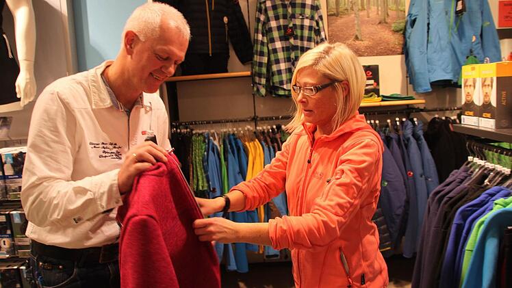 So passt's: Geschäftsführer Robert Leithner und Nicole Schuster von Intersport Leithner machen sich Gedanken, wie die Ware am besten präsentiert werden kann. Die Verkäuferin ist seit 24 Jahren bei dem Sportfachgeschäft beschäftigt: "Durch dick und dünn mitgegangen." Foto: Stephan Tiroch
