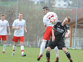 Weder Reiterswiesens Tobias Ehrenberg (links), noch Benedikt Schuhmann vom FSV Schönderling können den Ball kontrollieren. Wie diese Szene endete auch das Spiel: Unentschieden. Foto: Hopf