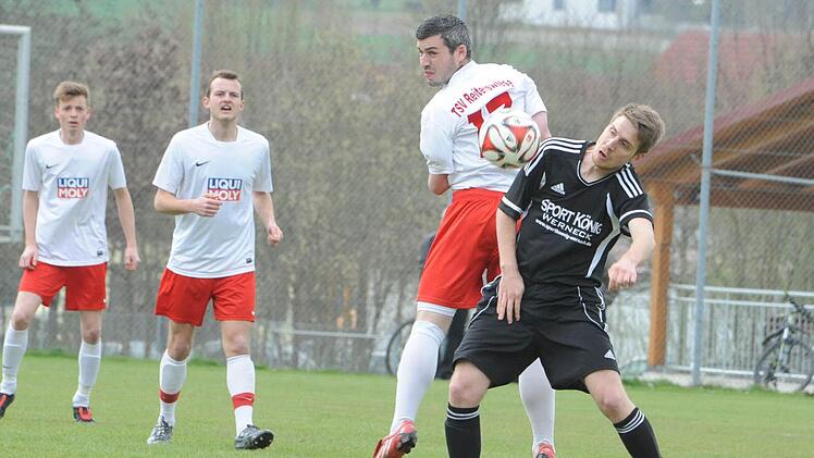 Weder Reiterswiesens Tobias Ehrenberg (links), noch Benedikt Schuhmann vom FSV Schönderling können den Ball kontrollieren. Wie diese Szene endete auch das Spiel: Unentschieden. Foto: Hopf