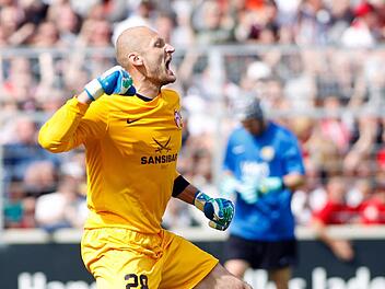 Da kommt Freude auf: Robert Wulnikowski und die Würzburger Kickers spielen Ende Mai um den Aufstieg in die 2. Fußball-Bundesliga. Foto: Frühwirth/Archiv
