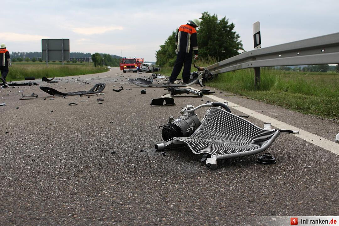 Fahrzeuge kollidieren auf Staatsstrasse