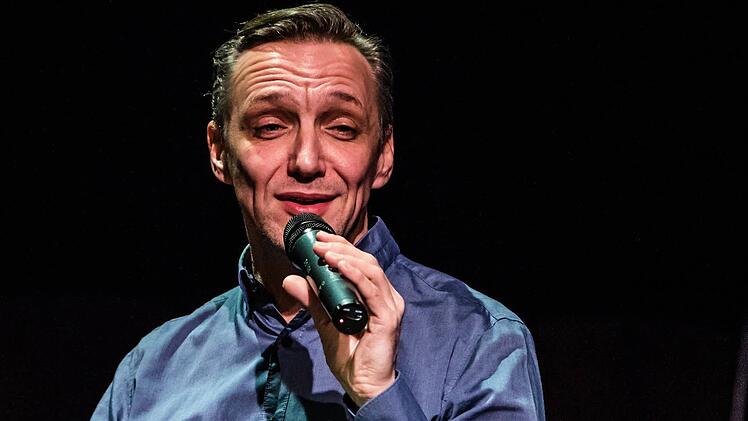 Dirk Mestmacher beim musikalisch-literarischen Abend in der Coburger ReithalleFoto: Jochen Berger