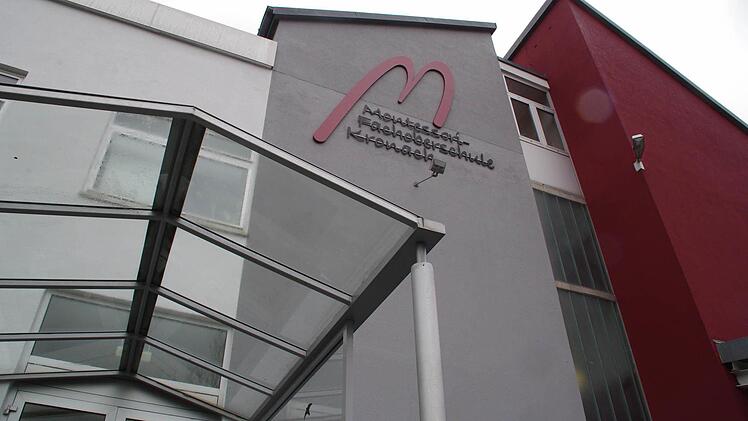 Das Logo ist bereits am Schulgebäude angebracht. Foto: Marco Meißner