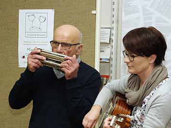 Norbert Schneider und Tochter Sylvia aus "Öuwerirdl" mit dem Lied "Fridolin".  Foto: Winfried Ehling