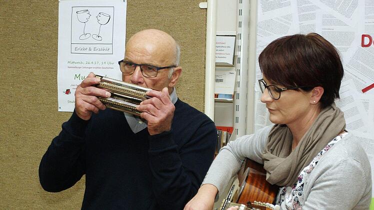 Norbert Schneider und Tochter Sylvia aus "Öuwerirdl" mit dem Lied "Fridolin".  Foto: Winfried Ehling