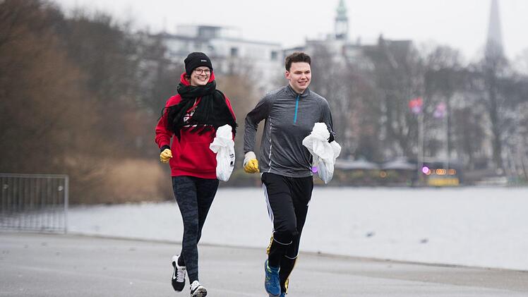 Die Trendsportart "Plogging" ist eine Mischung aus Joggen und Müllsammeln. Foto: Daniel Reinhardt/dpa