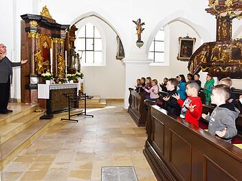 Dekan Kilian Kemmer probt mit den Kommunionkindern, damit sie auf ihren großen Tag vorbereitet sind. Foto: privat