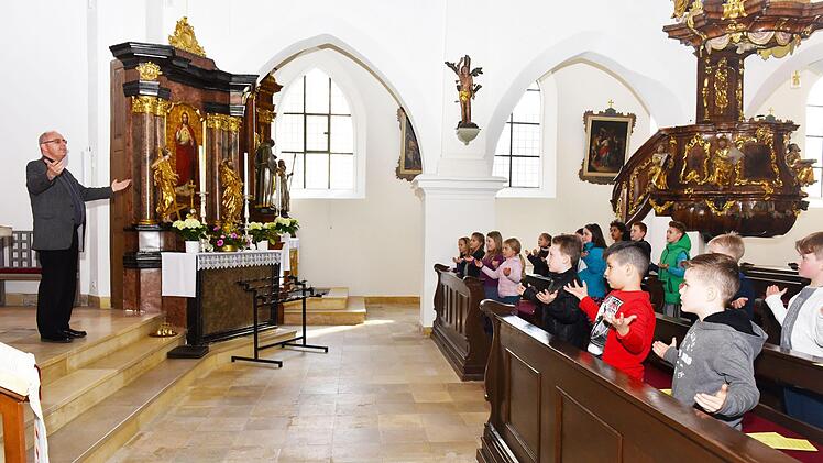 Dekan Kilian Kemmer probt mit den Kommunionkindern, damit sie auf ihren großen Tag vorbereitet sind. Foto: privat