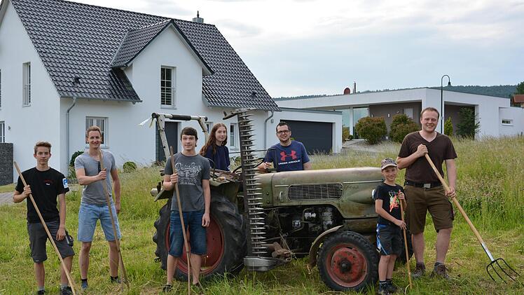 Das Gras für die Fronleichnamsprozession wird gemäht. Foto: Björn Hein