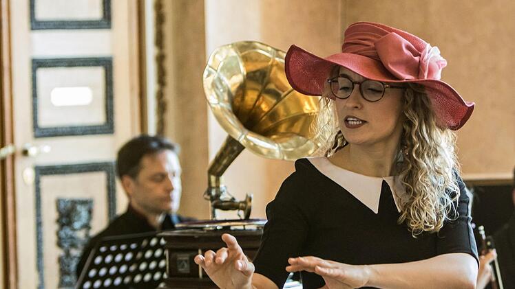 "Very British": Eine heitere musikalische Teestunde bietet das Kinderkonzert im Spiegelsaal des Landestheaters mit der Sopranistin Laura Incko und Musikern des Philharmonischen Orchesters.Foto: Jochen Berger