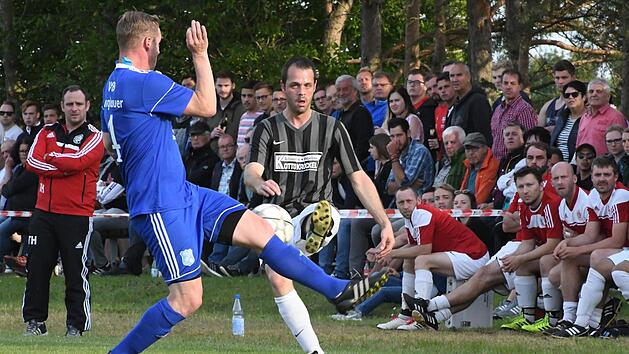 Seinen ersten Matchball hat Oliver Kleinhenz (rechts) mit dem BSC Lauter liegen gelassen im Duell mit  Andre Schmitt und seinem VfB Burglauer.Hopf