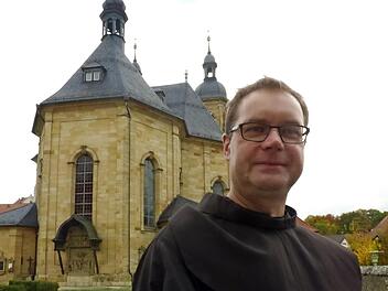Der neue Gößweinsteiner Pfarrer Ludwig Mazur vor der Basilika  Foto: Thomas Weichert