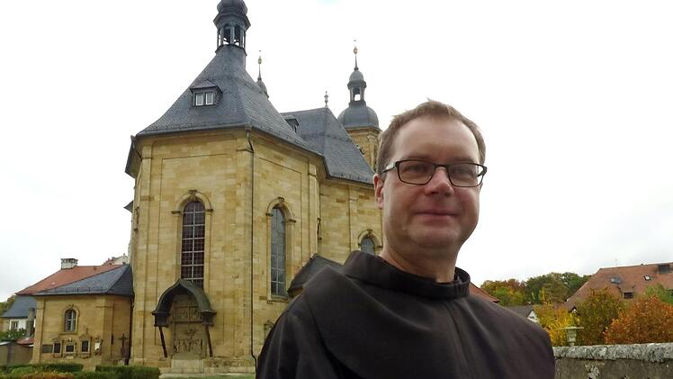 Der neue Gößweinsteiner Pfarrer Ludwig Mazur vor der Basilika  Foto: Thomas Weichert