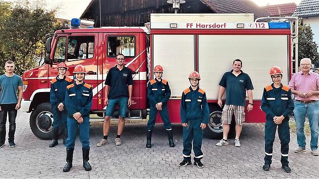 Die Jugendlichen der Feuerwehr Harsdorf bekamen f&uuml;r ihre Spendenaktion ein dickes Lob von B&uuml;rgermeister G&uuml;nther H&uuml;bner (rechts).