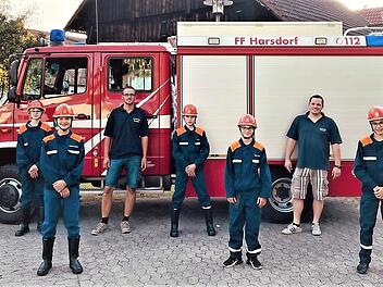 Die Jugendlichen der Feuerwehr Harsdorf bekamen für ihre Spendenaktion ein dickes Lob von Bürgermeister Günther Hübner (rechts).