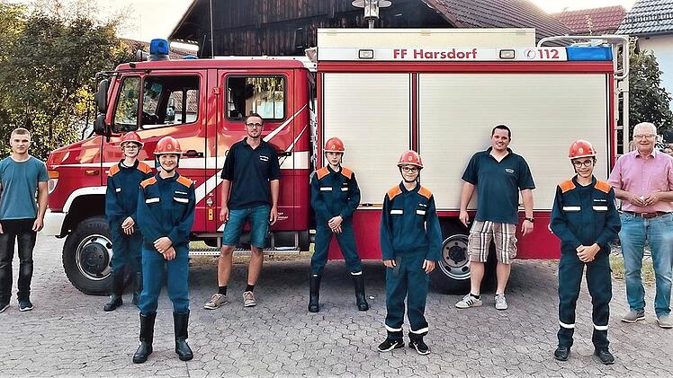 Die Jugendlichen der Feuerwehr Harsdorf bekamen für ihre Spendenaktion ein dickes Lob von Bürgermeister Günther Hübner (rechts).