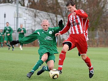Der Neudrossenfelder Stefan Ermer (links) - hier gegen Martin Taschner vom ASV Hollfeld - kann wegen eines Nasenbeinbruchs heute gegen Zirndorf nicht auflaufen. Foto: Peter Mularczyk