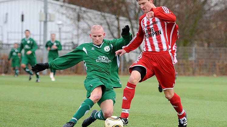 Der Neudrossenfelder Stefan Ermer (links) - hier gegen Martin Taschner vom ASV Hollfeld - kann wegen eines Nasenbeinbruchs heute gegen Zirndorf nicht auflaufen. Foto: Peter Mularczyk