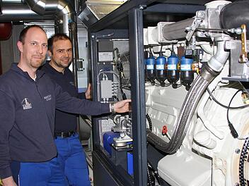 Elektromeister Georg Schmitt (von links) und der stellvertretende Technische Leiter Stefan Herterich sind für die Wartung des neuen Gas-Blockheizkraftwerkes im Krankenhaus-Keller zuständig. Fotos: Ralf Ruppert