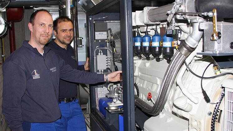 Elektromeister Georg Schmitt (von links) und der stellvertretende Technische Leiter Stefan Herterich sind für die Wartung des neuen Gas-Blockheizkraftwerkes im Krankenhaus-Keller zuständig. Fotos: Ralf Ruppert