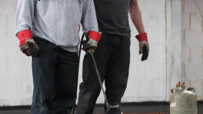 Sein Kollege Daniel Kohlmann hilft ihm.