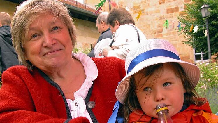 Marie Louise Möller mit ihrer Enkelin Nelly, die die Einrichtung besucht. Foto: Klaus Oelzner