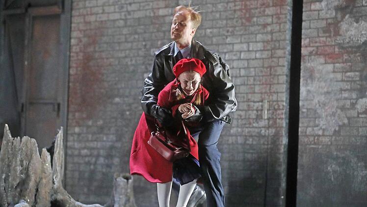 Szene aus Leos Janáceks Oper "Das schlaue Füchslein" am Landestheater Coburg. Foto: Henning Rosenbusch