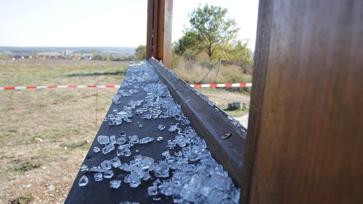 Glassplitter  auf dem ganzen Areal:  Chaoten haben - vermutlich am vergangenen Kerwawochenende -  die Scheiben am Lonnerstadter Aussichtspavillon  zerstört.   Bürgermeister Stefan Himpel hat  die Polizei gerufen und  Anzeige gegen Unbekannt gestellt.  Foto: Christian Bauriedel