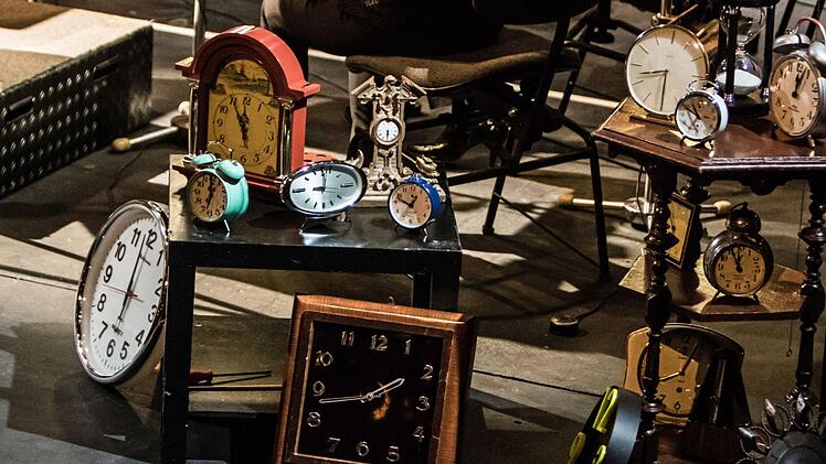 Klangvolle Erstaufführung: Als sinfonisches Märchen mit der Musik von Roland Fister zog "Alice im Wunderland" beim Kinderkonzert im Landestheater in Bann. Den Part des Sprechers übernahm Frederik Leberle.Foto: Jochen Berger