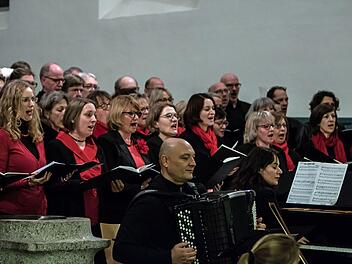 Der Coburger "Chor Unerhört" unter der LEitung von Antoinetta Bafas führte die Misa Tango von Martin Palmeri in Bad Rodach auf.Foto: Jochen Berger