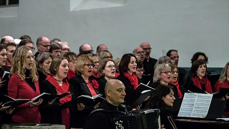 Der Coburger "Chor Unerhört" unter der LEitung von Antoinetta Bafas führte die Misa Tango von Martin Palmeri in Bad Rodach auf.Foto: Jochen Berger
