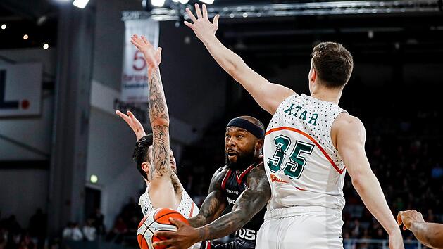 Tyrese Rice rennt sich auf dem Weg zum Korb gegen Alex Perez (links) und Ragip Atar (rechts) fest. Das passierte dem Bamberger Aufbauspieler einige Male. Foto: Daniel L&ouml;b