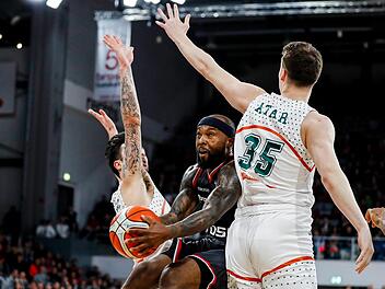 Tyrese Rice rennt sich auf dem Weg zum Korb gegen Alex Perez (links) und Ragip Atar (rechts) fest. Das passierte dem Bamberger Aufbauspieler einige Male. Foto: Daniel Löb
